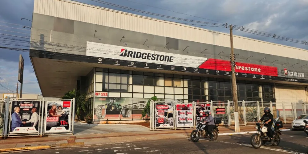 Fachada e banners em grande formato, Casa dos Pneus